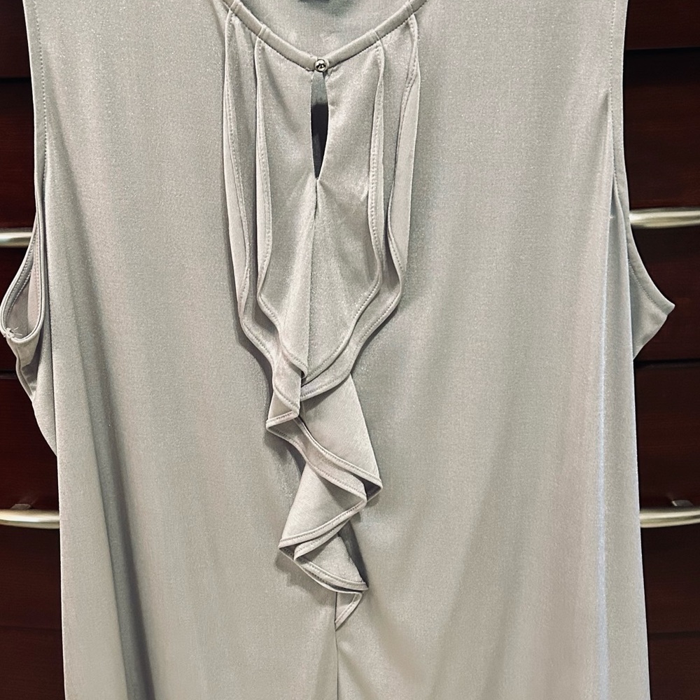 Silver ladies top. Sleeveless. 2X. CJ Banks.